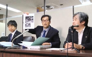 　「三鷹事件」の第３次再審請求審を巡り、記者会見する野嶋真人弁護士（中央）ら＝１０日午前、東京・霞が関の司法記者クラブ