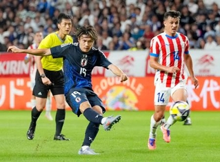 　日本-パラグアイ　前半、ゴールを決める小川（１９）＝パナソニックスタジアム吹田