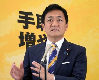 　記者団の取材に応じる国民民主党の玉木代表＝１０日午後、国会