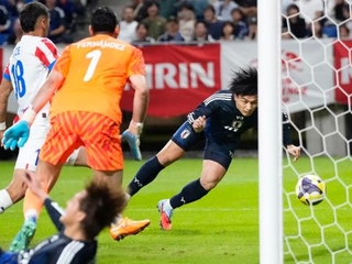 　日本-パラグアイ　試合終了間際、ヘディングで同点ゴールを決める上田＝パナソニックスタジアム吹田