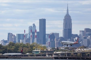 　ラガーディア空港を離発着する航空機＝１０日、ニューヨーク（ロイター＝共同）