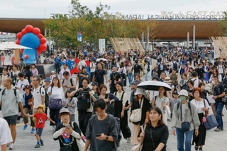 　閉幕前最後の週末を迎え、大勢の来場者でにぎわう大阪・関西万博の会場＝１１日午前、大阪市此花区の夢洲
