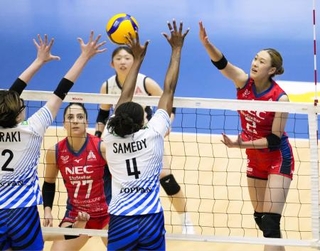 　ＮＥＣ川崎-ＳＡＧＡ久光　第３セット、スパイクを放つＮＥＣ川崎・佐藤（右端）＝東急ドレッセとどろきアリーナ