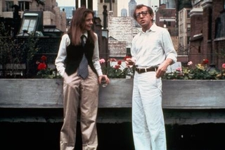 　映画「アニー・ホール」のダイアン・キートンさん（左）とウディ・アレン監督（ＢＥＴＴＭＡＮＮ提供・ゲッティ＝共同）