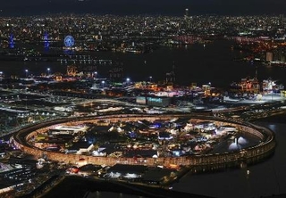 　大阪・関西万博会場の夜景＝１１日午後、大阪市此花区の夢洲