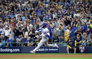 　ブルワーズ戦の２回、同点ソロを放ち塁を回るカブス・鈴木＝ミルウォーキー（共同）