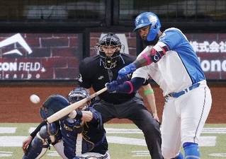 　８回日本ハム２死一、二塁、レイエスが右越えに逆転の２点打を放つ＝エスコンフィールド