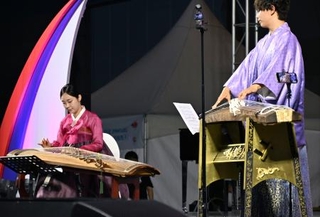 　１２日、ソウルで開かれた「日韓交流おまつり２０２５」で、日本の琴と朝鮮伝統楽器の協奏を披露する演者ら＝１２日（共同）