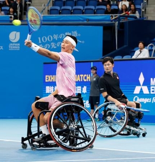 　車いすテニス男子ダブルスのエキシビションマッチでプレーする国枝慎吾さん（奥）と小田凱人＝有明コロシアム