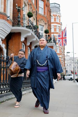 　ロンドンの街中を散策する横綱大の里（右）＝１２日（共同）