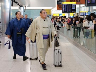 　大相撲のロンドン公演のため、英ヒースロー空港に到着した豊昇龍（手前）ら＝１２日、ロンドン（共同）