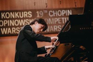 　第１９回ショパン国際ピアノ・コンクールの２次予選で演奏する牛田智大さん＝１２日、ワルシャワ（（Ｃ）Ｗ．Ｇｒｚｅｄｚｉｎｓｋｉ／ＮＩＦＣ提供・共同）