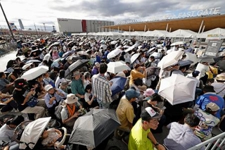 　閉幕日、開場前に東ゲートに並ぶ大勢の人たち＝１３日午前、大阪市此花区の夢洲