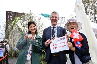 　スイス館を訪れた「万博おばあちゃん」として知られる山田外美代さん（右）＝１３日午前、大阪市此花区の夢洲