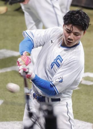 　ＣＳファーストステージ突破から一夜が明け、打撃練習する日本ハム・清宮幸＝エスコンフィールド
