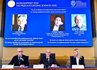 　ノーベル経済学賞を（スクリーン左から）ジョエル・モキイア氏、フィリップ・アギヨン氏、ピーター・ホーウィット氏に授与すると発表した記者会見＝１３日、ストックホルム（ＴＴ通信提供・ロイター＝共同）