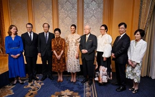 　スウェーデン大使館主催の行事で写真に納まる（左から）駐日スウェーデン大使、（１人おいて）北川進京都大特別教授、高円宮妃久子さま、ビクトリア皇太子、野依良治氏、（１人おいて）坂口志文大阪大特任教授、妻の教子さん＝１３日午後、東京都内のホテル