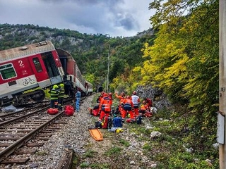 　スロバキア東部で発生した列車事故の現場付近で活動する救助隊員ら＝１３日（ＡＰ＝共同）