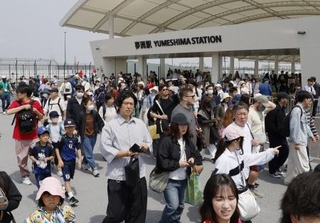 　大阪メトロ夢洲駅を利用し、万博会場へ向かう人たち＝４月、大阪市此花区の夢洲