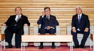 　閣議に臨む（左から）村上総務相、石破首相、中谷防衛相＝１４日午前、首相官邸