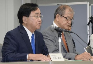 　ＫＫ運営会議の議長と面会する東京電力の小林喜光会長（左）＝１４日午後、東京都千代田区