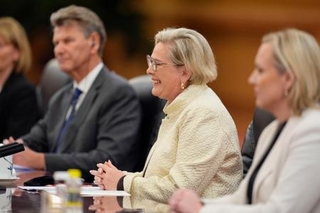 　中国の習近平国家主席と会談するアイスランドのトーマスドッティル大統領＝１４日、北京の人民大会堂（共同）