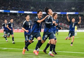 　日本-ブラジル　後半、上田（１８）がチーム３点目のゴールを決め、喜ぶ日本代表＝味の素スタジアム