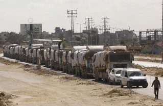 　１４日、停戦合意を受けパレスチナ自治区ガザに入った人道支援物資のトラック（ゲッティ＝共同）