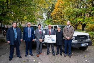 　１４日、キーウで、土壌採取用の車両などの機器の供与式に出席した中込正志駐ウクライナ大使（右から２人目）ら（共同）