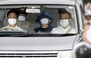 　野津英滉被告（後部座席中央）＝２０２０年、兵庫県警宝塚署