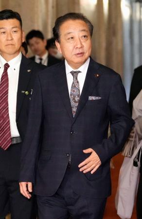 　自民党の高市総裁との会談に向かう立憲民主党の野田代表＝１５日午後、国会