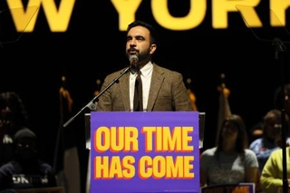 　米ニューヨークの集会で演説する市長選候補のゾーラン・マムダニ氏＝１３日（ゲッティ＝共同）