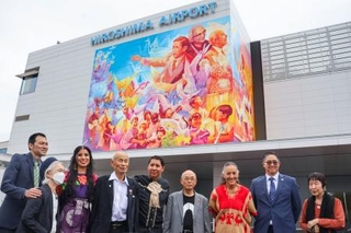 　壁画の完成披露式に出席した作者のアドリー・デルロシオさん（左から３人目）とカルロス・アルベルトさん（同５人目）ら＝１５日午前、広島空港