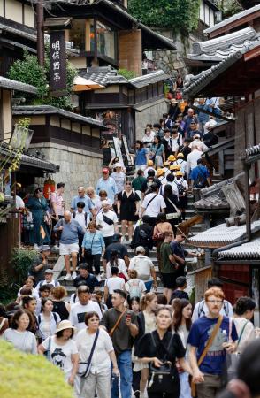 　訪日客などで混み合う京都・清水寺近くの産寧坂。政府は２０２５年１～９月に日本を訪れた外国人客の累計が年間３千万人を最速で突破したと発表した＝１５日午後
