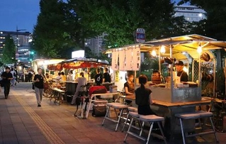 　福岡市内の屋台（福岡市提供）