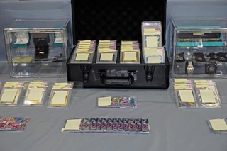 　押収されたトレーディングカード＝１６日午前、警視庁池袋署