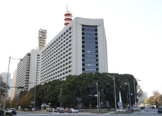 　警視庁（手前）＝東京都千代田区