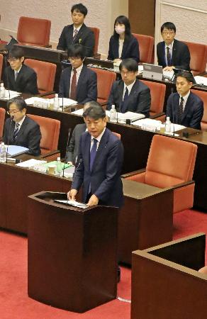 　新潟県議会に参考人として出席した東京電力ホールディングスの小早川智明社長（手前）＝１６日午前