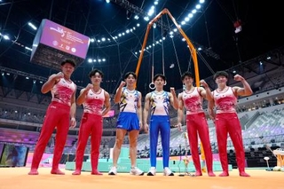 　試合会場での練習を終え、写真に納まる橋本大輝（左から５人目）と岡慎之助（同２人目）ら男子日本代表＝ジャカルタ（共同）