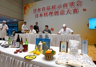 　日本産食材（手前）を使った料理コンテストで、試食する金杉憲治駐中国大使（中央）ら＝１６日、北京の日本大使館（共同）