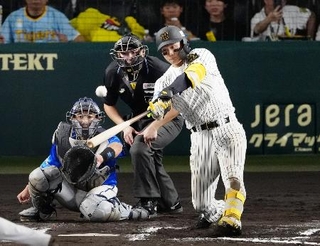 　１０回阪神無死一塁、森下が左中間にサヨナラ２ランを放つ。捕手山本＝甲子園