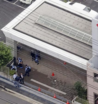 　事件があった老人ホームを調べる捜査員＝１５日、埼玉県鶴ケ島市（共同通信社ヘリから）