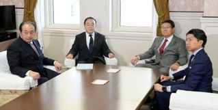 　会談に臨む自民党の梶山国対委員長（中央左）と立憲民主党の笠国対委員長（同右）＝１７日午前、国会