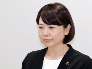 　取材に臨む前橋市の小川晶市長＝１７日午後、前橋市役所