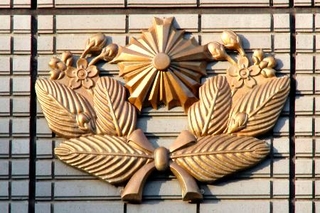 　旭日章の周りを、桜の葉が囲む警視庁目白署の特別な紋章＝２日