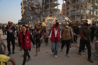 　イスラム組織ハマスが人質の遺体を捜索する現場に到着した赤十字職員ら＝１７日、ガザ南部ハンユニス（ＡＰ＝共同）