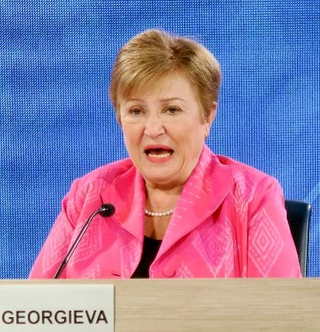 　記者会見するＩＭＦのゲオルギエワ専務理事＝１７日、米ワシントン（共同）