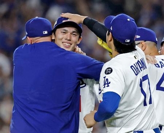 　ブルワーズ戦の９回を締めた佐々木（左から２人目）を祝福するドジャース・大谷＝ロサンゼルス（共同）