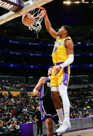 　キングズ戦でダンクシュートを決めるレーカーズの八村＝ロサンゼルス（ＮＢＡＥ・ゲッティ＝共同）