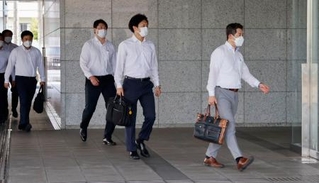 　大阪府守口市役所の家宅捜索に入る大阪府警の捜査員＝１８日午後